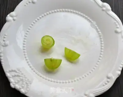 Make Little turtle fruit platter step 2