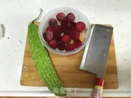 Make Yang Mei cooks bitter melons step 0