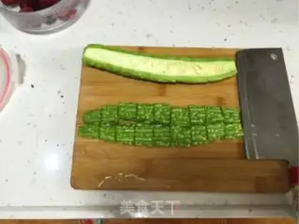 Make Yang Mei cooks bitter melons step 1