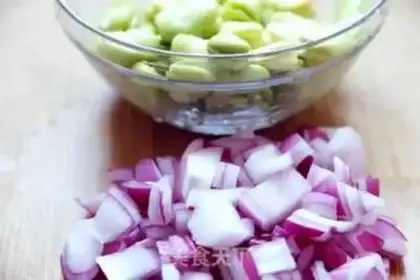 Make Tomato eggs and fried beans step 1