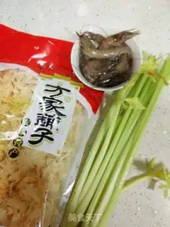 Make Silver ear shrimp celery step 0