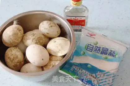 Make A duck egg with red oil step 0