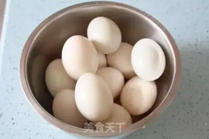 Make A duck egg with red oil step 1