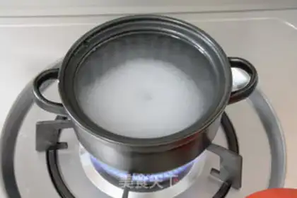 Make A duck egg with red oil step 2