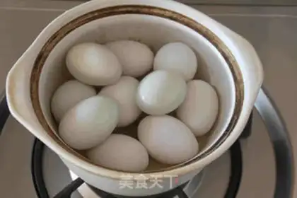 Make A duck egg with red oil step 4