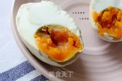 Make A duck egg with red oil step 5
