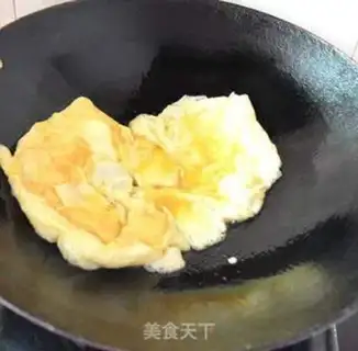 Make Garlic fried eggs step 3
