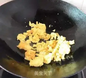 Make Garlic fried eggs step 4