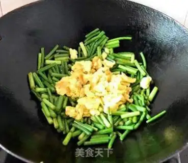 Make Garlic fried eggs step 6