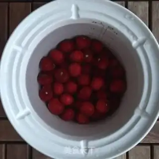 Make Homemade canned cherries step 1