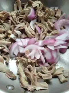 Make Onion fried pigs step 4