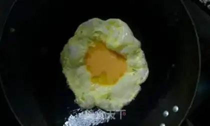 Make Autumn pepper fried eggs step 2