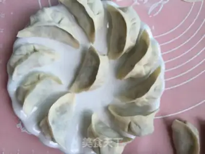 Make Strange fruit cream rolls step 4