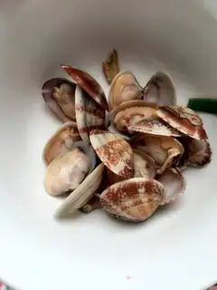 Make Super smooth clams and eggs step 0