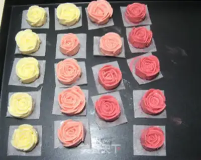 Make Roses with sponge cakes step 17