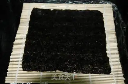Make Japanese sushi against roll fish seeds step 2