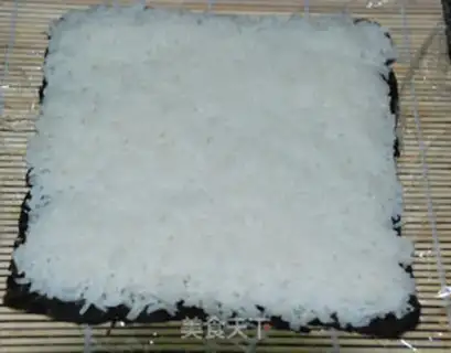 Make Japanese sushi against roll fish seeds step 3