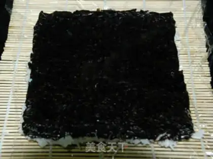 Make Japanese sushi against roll fish seeds step 4