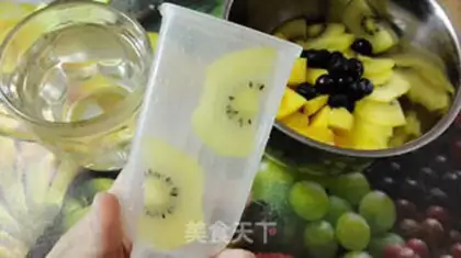 Make Fruit popsicles step 4
