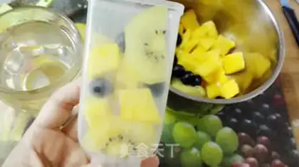 Make Fruit popsicles step 5