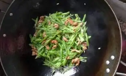 Make Four seasons of bean fried meat step 1