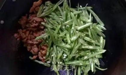 Make Four seasons of bean fried meat step 2