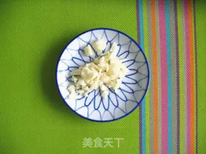 Make Garlic and red cuisine step 1