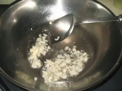 Make Garlic and red cuisine step 2