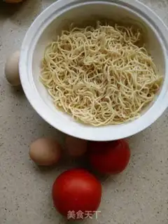 Make Tomato eggs and noodles step 0