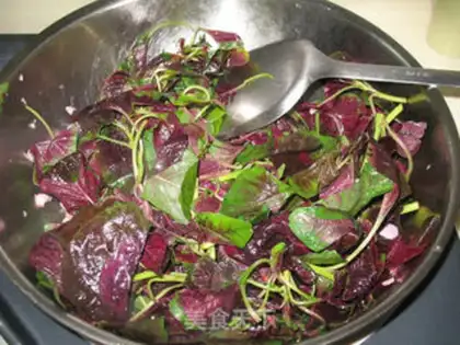 Make Garlic and red cuisine step 3