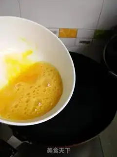 Make Tomato eggs and noodles step 1