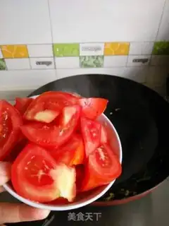 Make Tomato eggs and noodles step 2