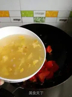 Make Tomato eggs and noodles step 3