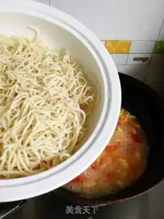 Make Tomato eggs and noodles step 4