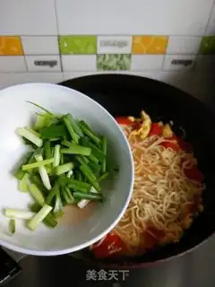Make Tomato eggs and noodles step 5