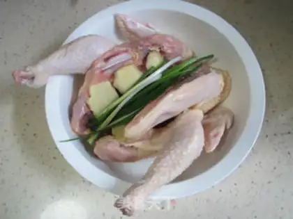 Make Tasty hands tore chicken step 1
