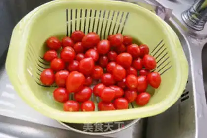 Make Oiled tomatoes step 1