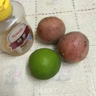 Make Bronze berries, honey water step 0