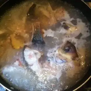 Make Fresh fish head soup step 4