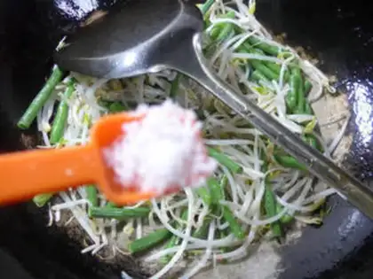 Make The green bean sprouts step 4