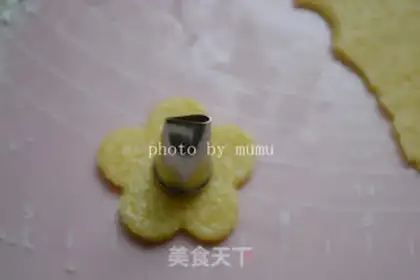 Make Two-colour sunflower cookies step 7