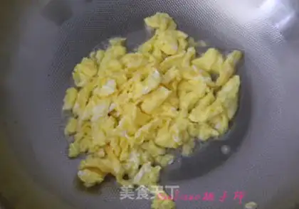 Make Seafood mushroom fried eggs step 3