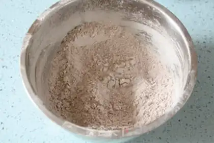 Make Berry banana chocolate cake step 1