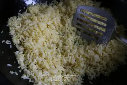 Make Gold egg fried rice step 3