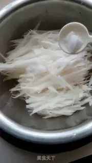 Make Oilless radish shrimp soup step 1