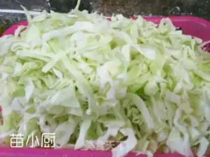 Make Shrimp-covered cabbage fan step 1