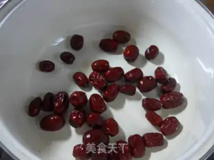 Make The red dates boil the twigs step 2