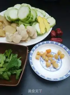 Make Seafood melon soup step 0