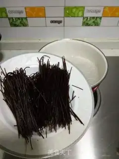 Make Sea stinging root powder step 1