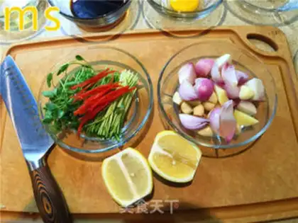 Make Onion, black pepper, chicken legs step 2